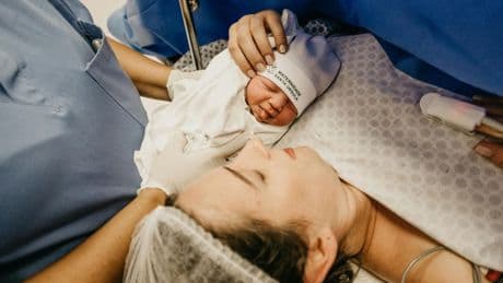 Mamme d’Europa tra tassi di fertilità in calo e aumento dell’età al primo figlio