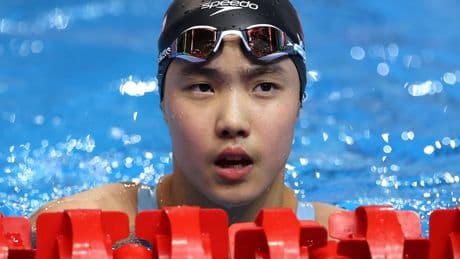 Een 12-jarige Chinese zwemster op een WK voor volwassenen, hoe is dat mogelijk?