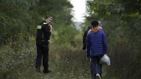 Migranti, la Polonia "blinda" i confini contro i respingimenti tedeschi e militarizza la frontiera lituana