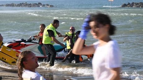 Pescara, ragazza annega e muore: era in acqua con gli amici che l'hanno persa di vista. Il corpo ritrovato dopo due ore