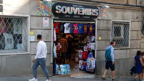 Barcelona pone coto al souvenir limitando espacio en tiendas y perseguirá asociaciones que acaban siendo clubs cannábicos