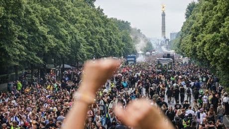 „Rave the Planet“: Tausende feiern trotz Regen friedlich