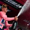 Mads Pedersen klopt Wout van Aert in sprint en verovert roze trui in Giro d’Italia: ‘Dit is heel mooi’