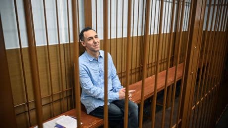 «C’est inimaginable» : la détresse des parents du chercheur Laurent Vinatier, qui risque 20 ans d’emprisonnement en Russie