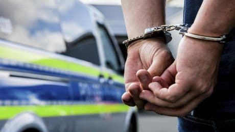 Klebe-Aktion im Regierungsviertel – doch die Polizei ist schneller