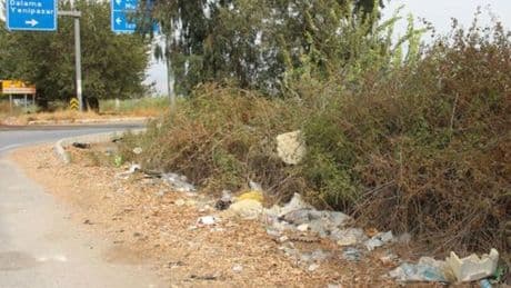 Yol kenarını çöplüğe çevirdiler