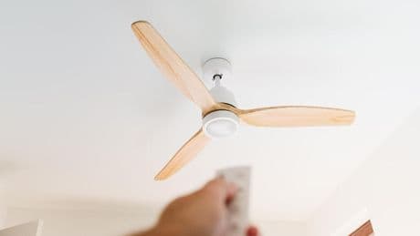 Los mejores ventiladores de techo silenciosos y eficientes, con luz y sin luz, ideales para refrescar dormitorios en verano y dormir bien