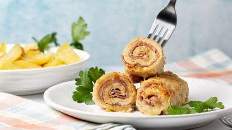 Estos rollitos de jamón y queso son el aperitivo perfecto y rápido que siempre funciona