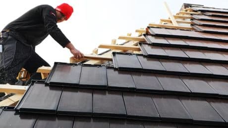 Königsklasse der PV-Anlagen: Deutsche Firma ist mit Solar-Dachziegeln auf der Überholspur