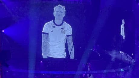 Einen Tag nach dem Debakel - Weltstar Ed Sheeran singt im DFB-Trikot