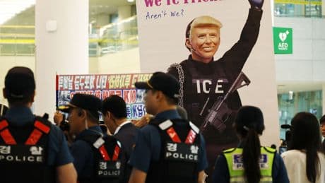 El vuelo con los surcoreanos detenidos en una redada en EEUU aterriza en Corea del Sur