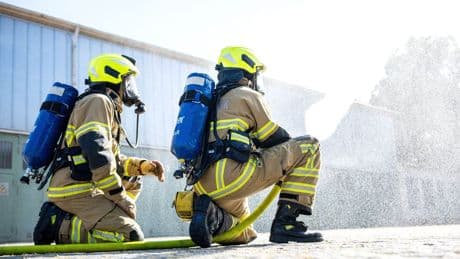 Warnung an Anwohner: Großbrand zerstört Lagerhalle in Bremen