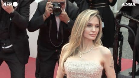 Cannes 2025: Angelina Jolie torna sul red carpet dopo 18 anni