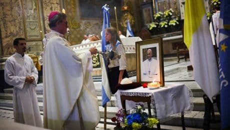 À Buenos Aires, dans son quartier de Flores, l’émouvant adieu des Argentins à leur pape