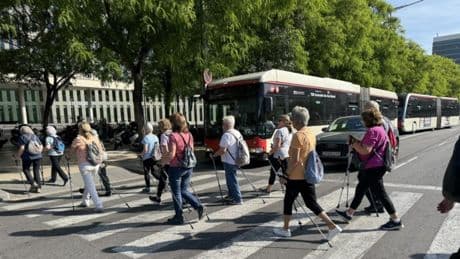Practicar marcha nórdica en la ciudad beneficia la salud