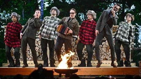 Schwedische Lagerfeuerromantik beim ESC: KAJ mit „Bara bada bastu“