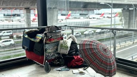 Aena insta a Madrid a responsabilizarse de los sin hogar que pernoctaban en Barajas tras la prohibición de dormir en el aeropuerto