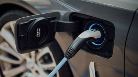 Auto elettriche, tornano gli incentivi: fino a 11mila euro per i privati, 20mila per le microimprese
