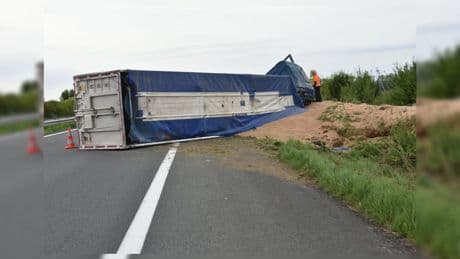 Pas-de-Calais: un poids lourd transportant du blé se renverse sur l'A26