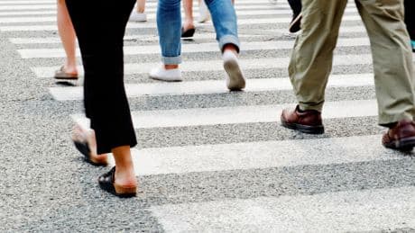 La DGT alerta a los conductores sobre los pasos de peatones: mejor no estacionar muy cerca y nunca detenerse sobre el cebreado porque esto obliga a los viandantes a cruzarlo por fuera