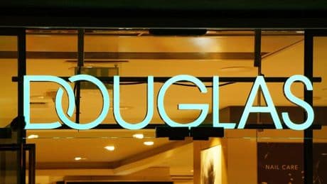 Parfümerie: Douglas dämpft Verlust ein – Umsatz schrumpft