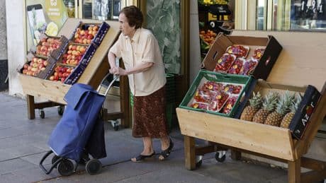 El supermercado, que lidera las subidas en la UE, y el apagón de abril disparan la inflación en España