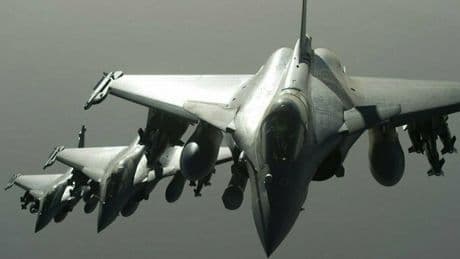 Cina, guerra ombra contro la Francia: così Pechino boicotta le vendite dei jet Rafale francesi dopo gli scontri India-Pakistan