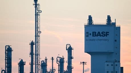 BASF startet mit leichten Einbußen ins Jahr und warnt vor Zollrisiken
