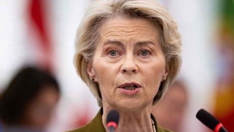 Von der Leyen va-t-elle tenir tête aux constructeurs sur la fin du moteur thermique ?