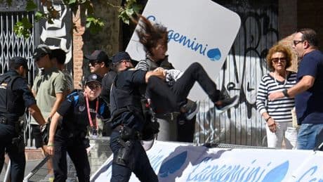 Detenidos dos manifestantes por saltar al recorrido de La Vuelta en Valladolid