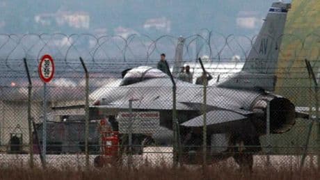 Aviano, il giallo della base (che rafforza l'allerta) tra spie russe, incendi fantasma, e una fotografa misteriosa
