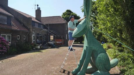 Kunstenaar Albert (70) dreigt te moeten wijken voor azc: ’Juridisch heb ik geen poot om op te staan’