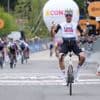Ayuso wint eerste bergrit in Giro, maar Roglic neemt roze trui over van Pedersen