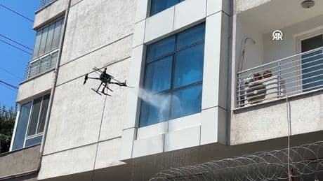Yüksek katlı binaların dış cephelerinde "dronla temizleme" yöntemi