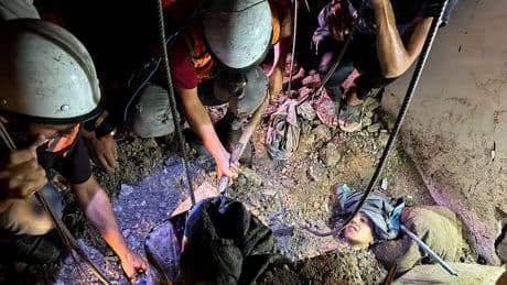 Una joven gazatí es rescatada de los escombros de un bombardeo israelí