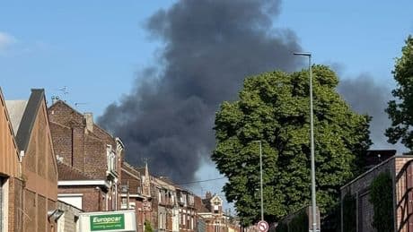 Ronchin: un impressionnant incendie se déclare à proximité d'une autoroute