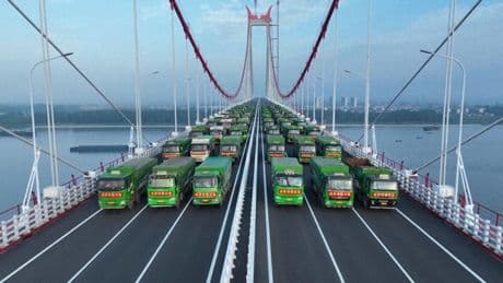 El mayor puente colgante de dos niveles del mundo supera su prueba de carga en China