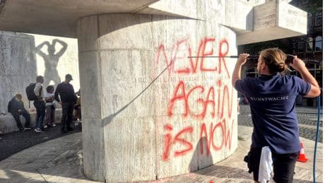 Woede en verdriet bij Amsterdammers om bekladding Nationaal Monument: ’Absolute ondergrens is nu bereikt’
