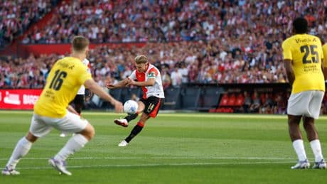 Sem Steijn maakt Feyenoord-fans euforisch met subliem eerste balcontact: ’Echt fantastisch’