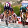 Marianne Vos klopt Mischa Bredewold in Nederlandse fotofinish en wint zesde etappe