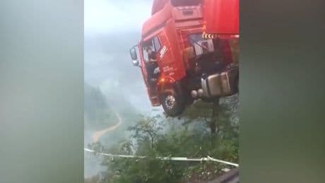 Guizhou: LKW-Fahrer hängt nach Brückeneinsturz 100 Meter über dem Abgrund