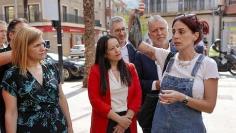 Vecinos de la zona cero de la dana reciben a gritos y con una bolsa de heces al ministro Torres: "No hacéis nada"