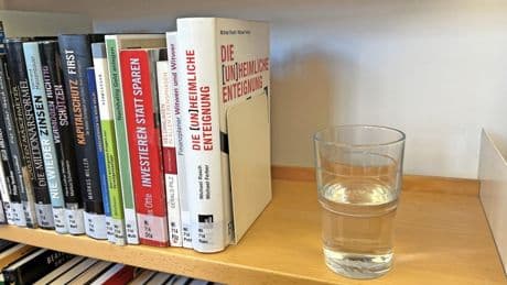 Soldaten in der Bücherei bei stillem Wasser