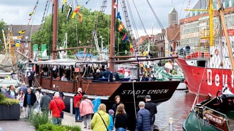 Maritimes Fest in Ostfriesland: Fischgenuss und Traditionsschiffe - Emden feiert den Matjes