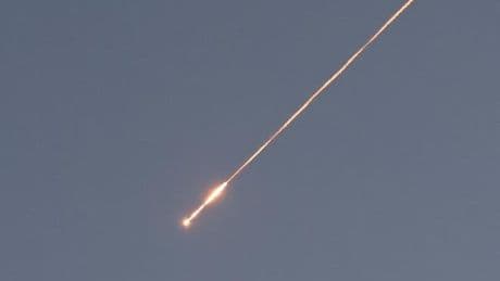 Israel e Irán intercambian misiles y bombardeos en una noche de sirenas antiaéreas y fuegos artificiales