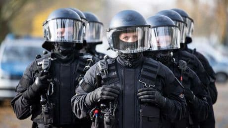 Schlagstöcke und Pfefferspray: 96-Fans dabei: Polizei trennt 500 teils Vermummte an Bahnhof