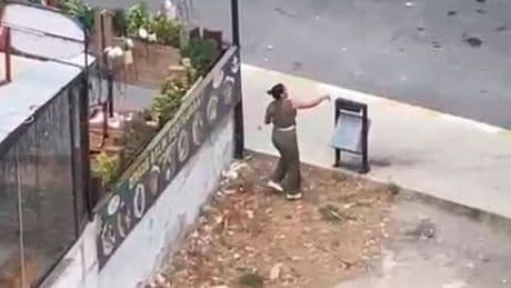 Esenyurt’ta bir kadın yoldan geçen araçlara taşla saldırdı
