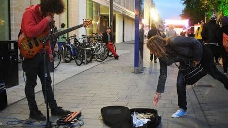 American busker in UK trying to earn cash to get home makes just £5 profit
