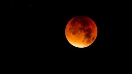Lune de sang: où et comment observer l'éclipse lunaire totale en France ce dimanche?