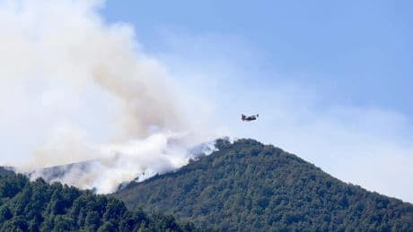 Incendios en España, en directo | Asturias evacúa seis pueblos por el avance de las llamas en Ibias